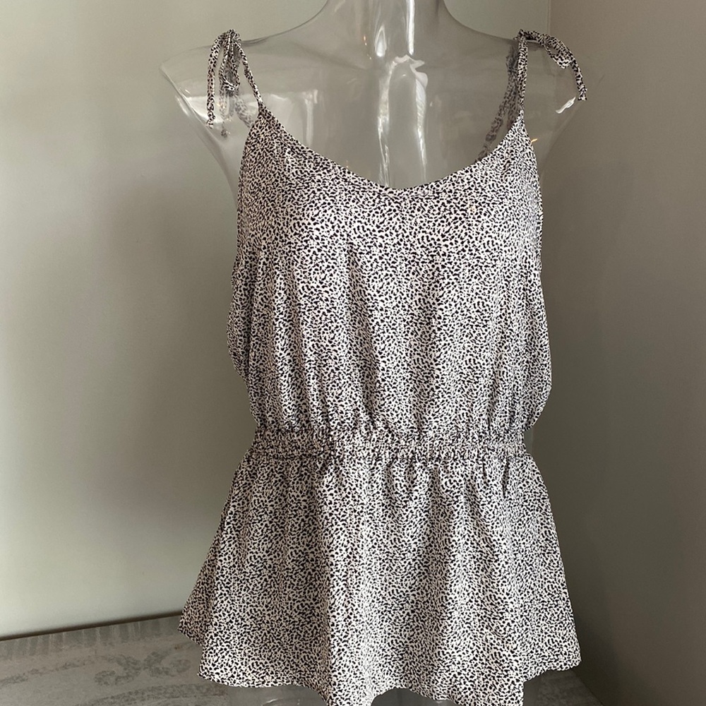 Sienna Sky perfect summer top. Elastic waist, adjustable straps. Sz L